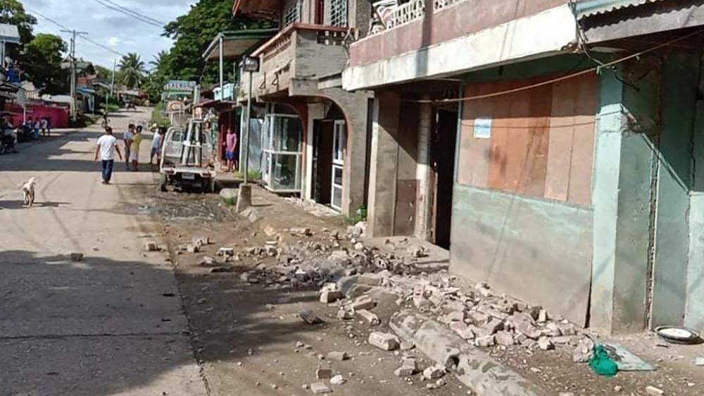 Das Beben beschädigte Gebäude und Straßen
