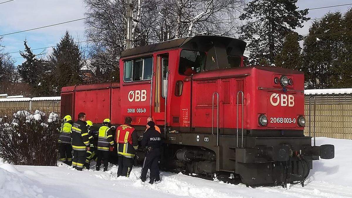 Aus dieser Diesellok ist Treibstoff ausgetreten