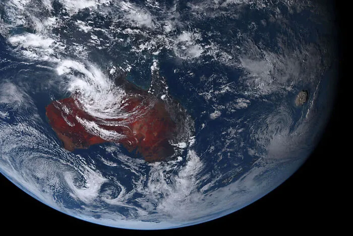 Er hatte am Samstag eine gigantische Wolke aus Asche und Gas kilometerweit in die Höhe geschleudert und Tsunami-Wellen ausgelöst, die selbst in Japan, Alaska und Südamerika noch an die Küsten schwappten. Auf Satellitenbildern waren spektakuläre Aufnahmen der Eruption zu sehen, die Experten zufolge wahrscheinlich die stärkste weltweit seit dem Ausbruch des Pinatubo auf den Philippinen im Jahr 1991 war.