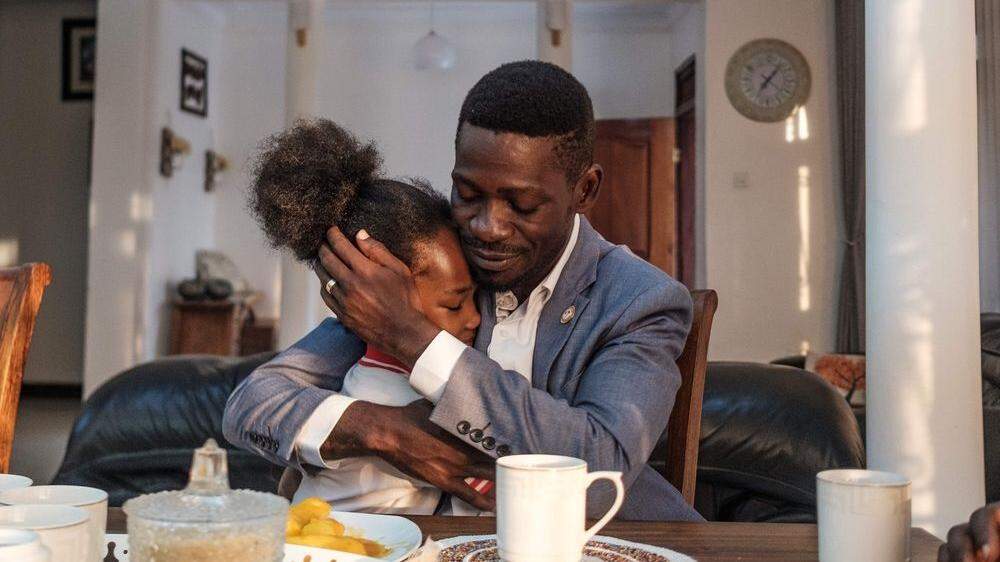 Robert Kyagulany alias Bobi Wine mit seiner Tochter Subi 