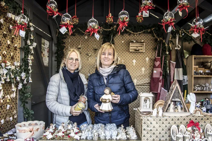 Melitta Tschinder (rechts) mit Kundin Adele Just am Stand des Heimatwerks