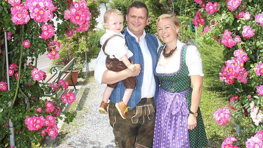 Elisabeth Pirker, Johannes Griesbacher und Söhnchen Moritz freuen sich auf die heutige Hochzeit.