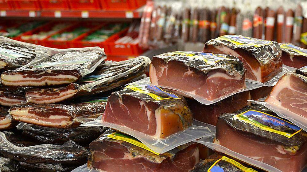 Das Sortiment des Fleisch- und Wurstwaren Abholmarktes umfasst über 500 Produkte, die vorwiegend aus Kärnten und der Steiermark stammen