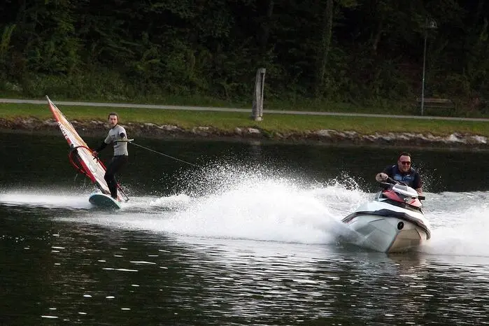 Freestyle-Weltmeister Steven van Broeckhoven aus Belgien, Italiens Vizeweltmeister Jacopa Testa und Matthias Kraschitzer aus Österreich begeisterten durch ihre akrobatischen Freestyle-Stunts in zwei Durchgängen. Flyboard Pro Rider Christian Buchmaier schwebte auf seinen von Druckwasserstrahlen getriebenen Flyboard mehr als 15 Meter über der Wasseroberfläche über einer Vielzahl staunender Gäste und gezückter Handys.