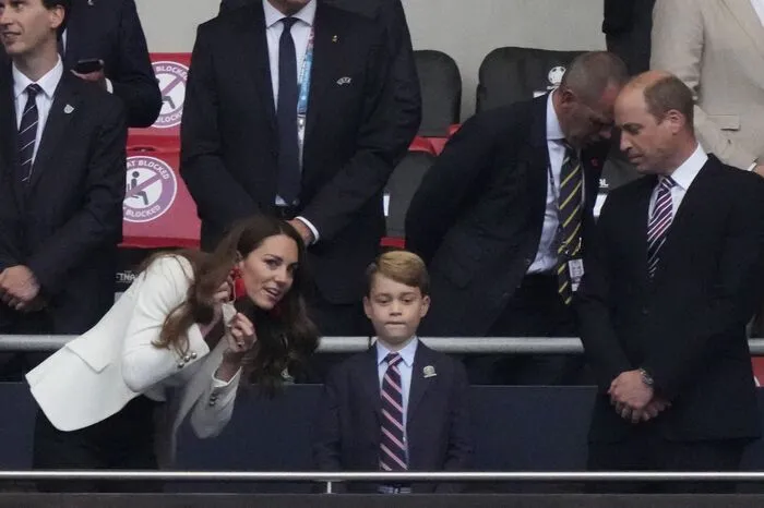 ...das britische Königshaus, Prinz William mit Herzogin Kate und Sohn Prinz George. Aber nicht nur die Royals sondern auch...