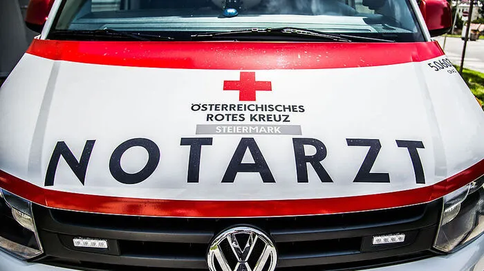 Das Unfallopfer wurde mit dem Notarztwagen ins LKH Feldbach gebracht