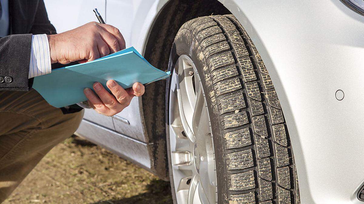 AUTO-OMBUDSMANN: Verliert man mit abgefahrenen Reifen den  Versicherungsschutz?