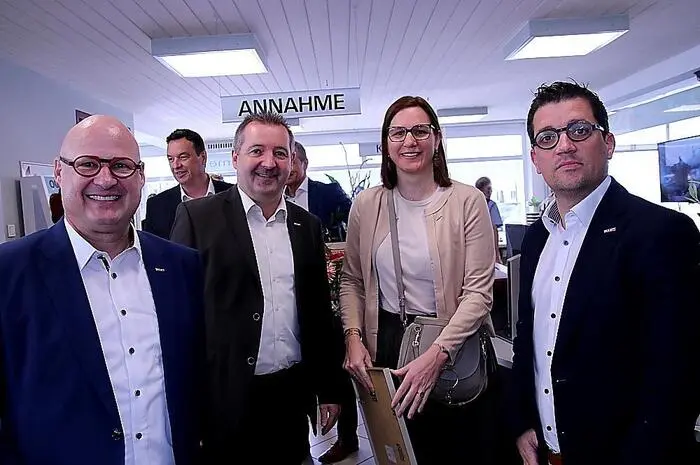 Unter den Gratulanten waren unter anderen Peter Sükar und Lukas Kalcher von der Wirtschaftskammer, Bürgermeister Jochen Bocksruker, Vize-Bürgermeisterin Karin Buchgraber sowie die Stadträte Andreas Albrecher und Josef Schüller (alle Bärnbach), die Bürgermeister Helmut Linhart (Köflach) und Johannes Schmid (Rosental), Bezirkshauptmann Hannes Peißl sowie Seelsorgeraumleiter Pfarrer Martin Trummler.