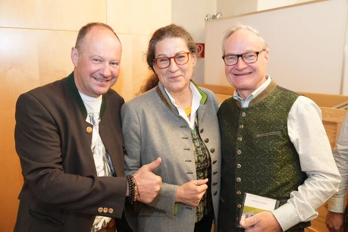 Die Regisseurin Elisabeth Eisner fühlt sich bei den Rennwegern Peter Aschbacher (Gamskogelhütte) und Alfred Peitler (Schnitzstube) sichtlich wohl.