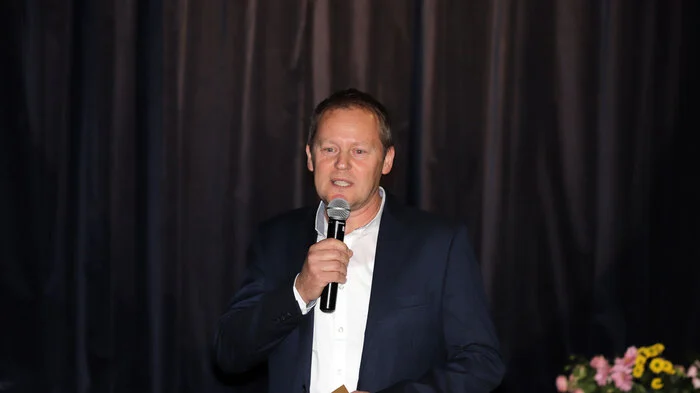 Bürgermeister Peter Schlagbauer begrüßte die zahlreichen Gäste aus nah und fern zur Playback Show in der Mehrzweckhalle in Mortantsch.