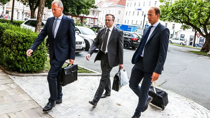 Dobernig mit seinen Anwälten 