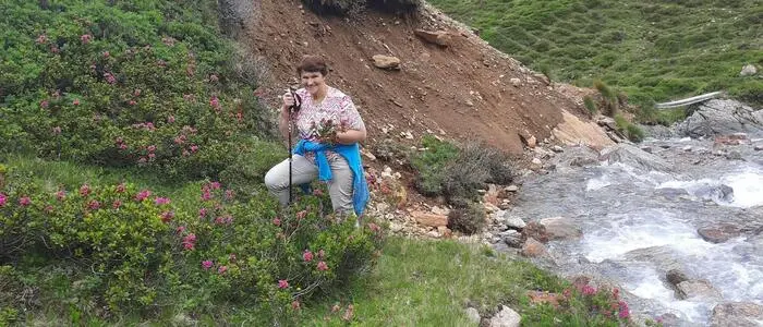 Eine Frau steht in der Natur