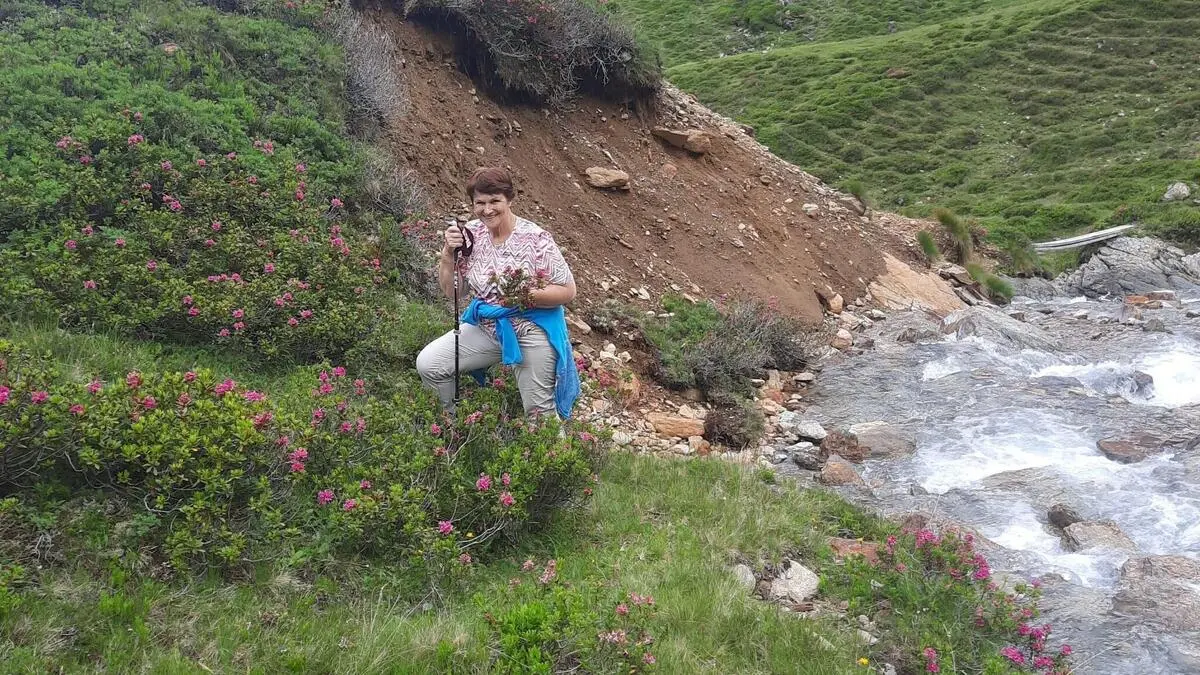 Eine Frau steht in der Natur