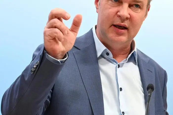 „Für mich ist dies alles eine einzige Inszenierung, eine echte Verarsche.“ - Ähnlicher Gedanke, andere Wortwahl: SPÖ-Chef Andreas Babler.