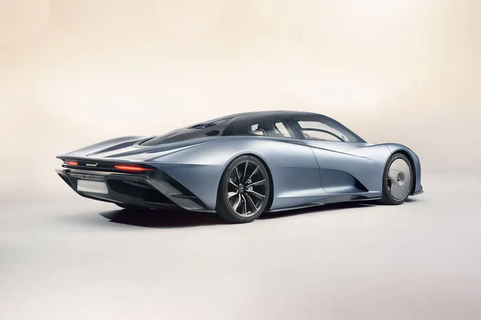 Der Speedtail basiert auf einer Monocage-Kohlefaserstruktur, einschließlich Vollkohlefaser-Karosserie, einer aktiven Aluminiumaufhängung und Carbon-Keramikbremsen. Unterm Strich stehen somit 1430 Kilogramm – auch nicht mehr also, als ein Kompakt-SUV auf die Waage bringt. Er ist zudem schmaler als ein McLaren P1TM, aber mehr als einen halben Meter länger und misst 5137 Millimeter von Bug bis Heck. Von oben gesehen ist der Speedtail im Wesentlichen ein Tropfen – die schnellste Form der Natur. Und nicht nur die Gesamtform ist eine Träne, sondern auch die im Inneren der Karosserie eingebettete Cockpit-Kanzel, welches wiederum der Luftwiderstandseffizienz dient.