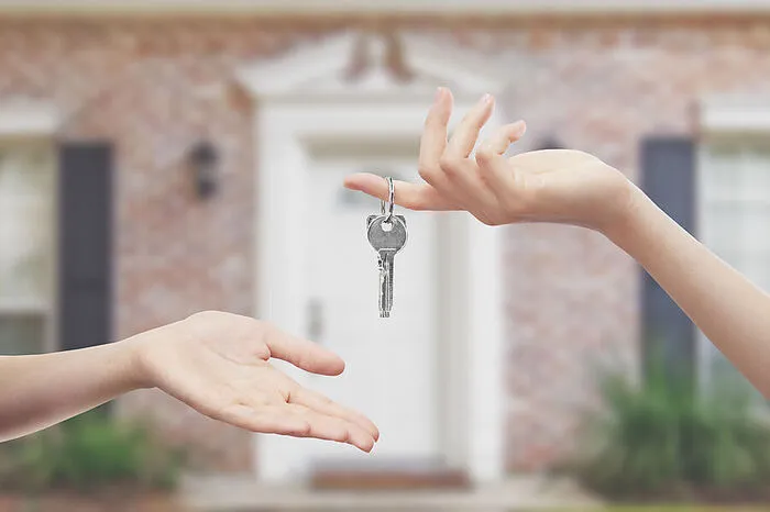 32 Prozent der Österreicher besitzen Immobilien. Angesichts der niedrigen Zinsen steigt das Interesse an Wohneigentum. 42 Prozent halten den Kauf eines Hauses oder einer Eigentumswohnung derzeit für die interessanteste Art, ihr Geld zu sparen oder anzulegen. 