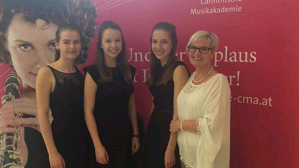 Magdalena Otti, Elisabeth Kozelsky und Antonia Clemens (von links) mit Renate Altmann;