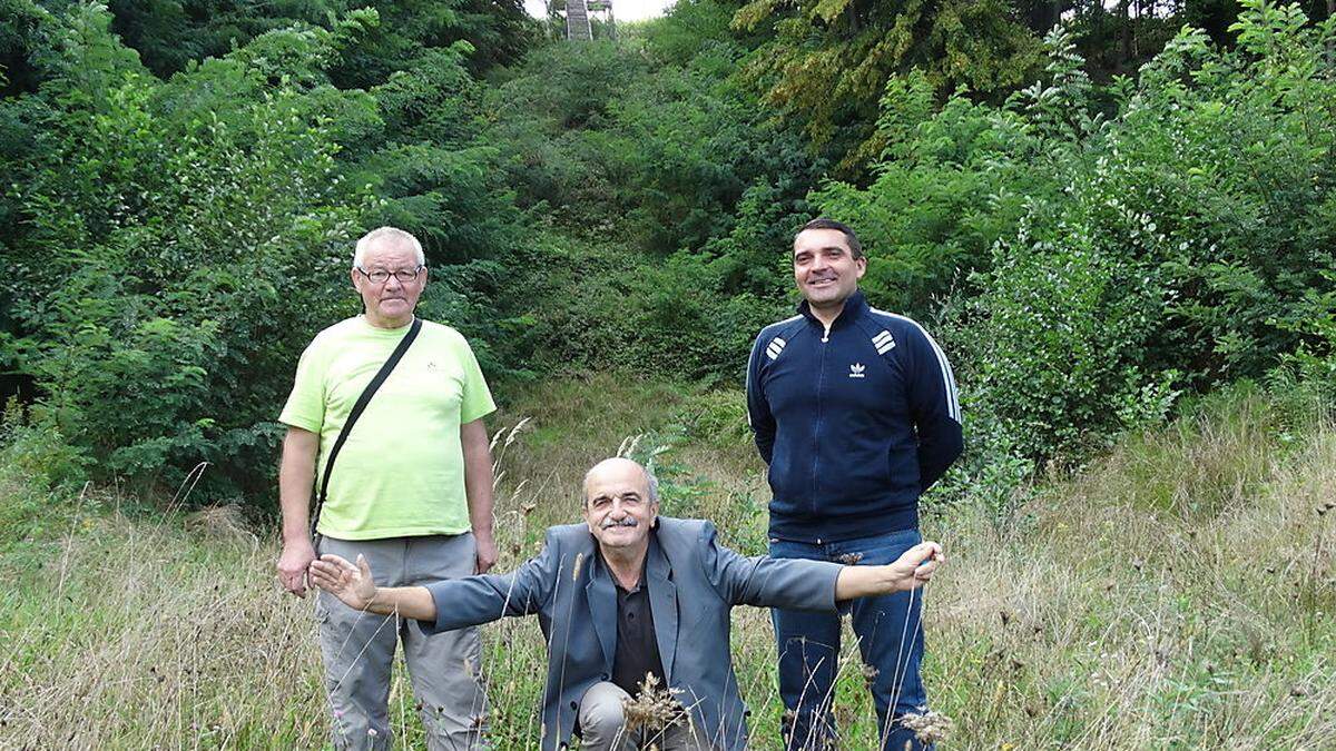 Die Natur hat längst die alte Schanze in Perto(c)a in Beschlag genommen. Nun wollen Jo(z)e Bertalani(c) (li.) und Gregor Filip (re.) aber ein Trainingszentrum für junge Skispringer errichten. Bürgermeister Drago Vogrincic (Mitte) würde das freuen