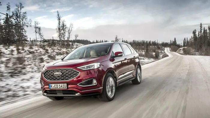 Ford hat seinem größten SUV auf dem europäischen Markt, dem Edge, neue Tricks beigebracht: Neu in der Motorenpalette ist der Biturbo-Diesel mit 2 Litern Hubraum. Trotz seiner 238 PS soll er sich im Schnitt mit einem Verbrauch von 6,7 Liter auf 100 Kilometern (175 g CO2/km) begnügen. Ford spannt den Vierzylinder mit Allradantrieb und einer Acht-Gang-Automatik zusammen.
