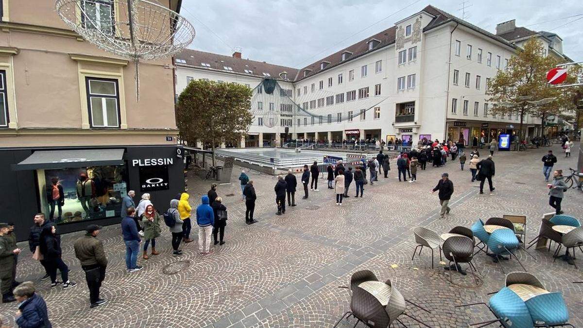 Andrang vor dem Rathaus in Villach für die Impfung