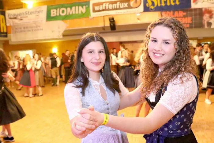 Und nicht nur die Landwirtinnen in ihren schmucken Trachten waren am Sonntag in das örtliche Kulturhaus gepilgert, um sich zu unterhalten oder ein Tänzchen zu wagen. 