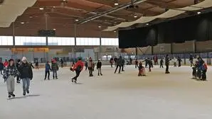 Menschen, die in einer Halle eislaufen | Die Eishalle in Wolfsberg