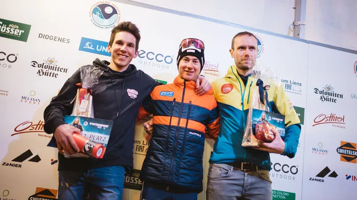 So sehen Sieger aus: Daniel Webhofer (2), Christof Hochenwarter (1) und Matthias Klocker (3). Hochenwarter vom SC Hermagor legte einen neuen Streckenrekord hin. Die 950 Höhenmeter und 6,1 Kilometer der Rennklasse schaffte er in 45:52,9. Webhofer verlor 3 Minuten und 35 Sekunden, Lokalmatador Klocker 3 Minuten und 40 Sekunden.