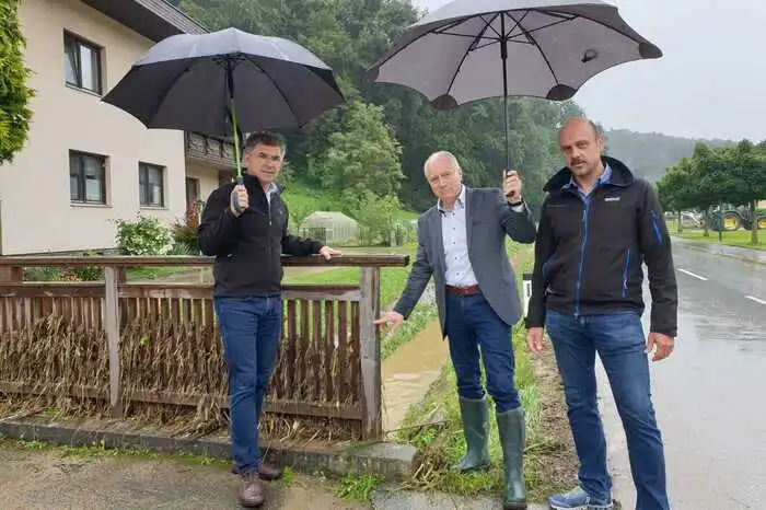 Landesrat Johann Seitinger (Mitte), der Landtagsabgeordneter Franz Fartek (l.) und Riegersburgs Vizebürgermeister Adi Prisching begutachteten die Schäden.
