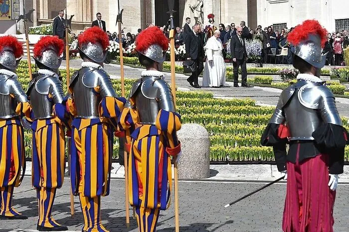 Papst Franziskus wurde schwer bewacht, nicht nur von der Schweizer Garde.