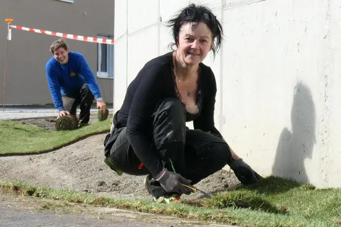 Carina und Armin Wibmer aus Matrei stellen im neu gebauten Teil des Wohnparks Süd in Lienz Außenanlagen fertig