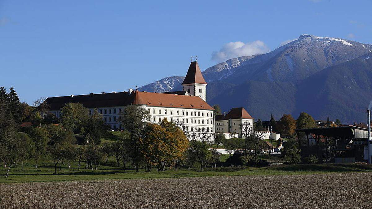 Gegründet von den Augustiner-Chorherren, ausgebaut von den Jesuiten: Das Stift Eberndorf ist heute Verwaltungszentrum und Bühne für Sommerspiele 