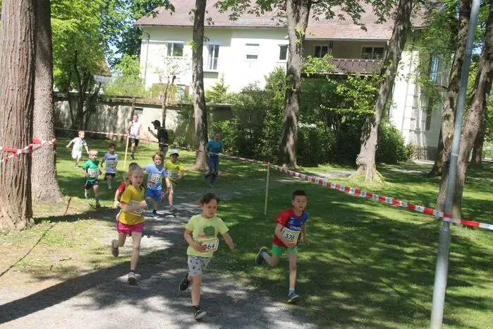 Von den Bambinis, die mit einer 200 Meter Laufstrecke fast einen Sprint hinlegten, über die 2900 Meter im Schülerlauf bis hin zum offiziellen Marktlauf mit mehr als zehn Kilometern war für jeden etwas dabei. 
