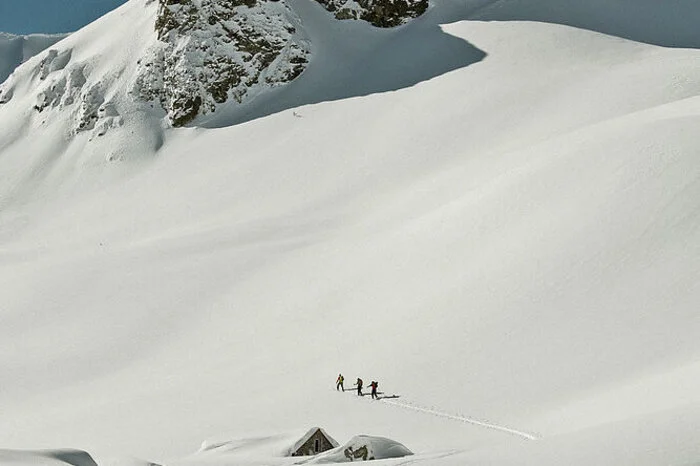 Der Gewinner der Kamera Alpin Austria, Johannes Hoffmann, zeigt in seinem Film, dass es nicht immer Achttausender für und verwehte Hochlager braucht, um sich selbst intensiv zu spüren, manchmal reicht auch exzessiver Schneefall aus.