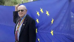 Walther Ryzienski mit der Europaflagge vor dem BG/BRG Fürstenfeld