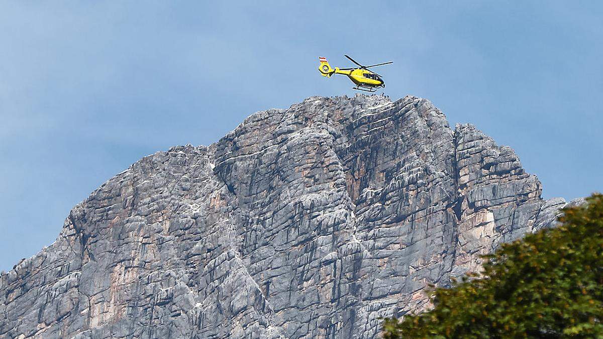 Der Rettungshubschrauber vor der Dachstein-Südwand (Archivbild)