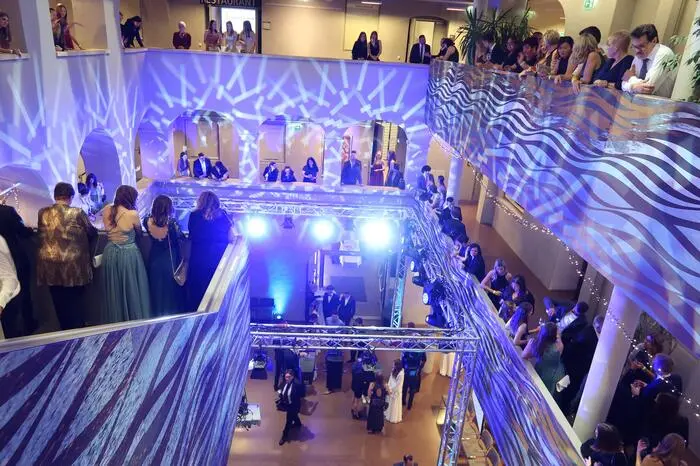 Lichteffekte verliehen dem Ballsaal eine einzigartige Atmosphäre. Unterstützt wurden die Maturanten bei der Gestaltung von der Zehnerhausleitung Urska Sostar und Andreja Novak