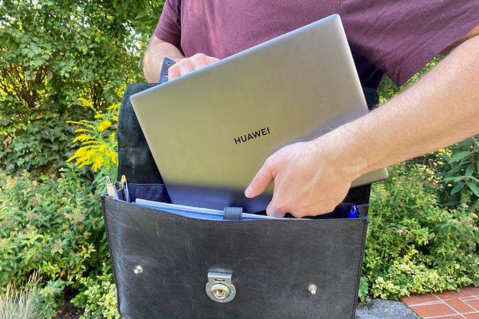 Nur 14,6 mm dünn, leichte 1,33 kg und dank Metallgehäuse dennoch robust: Das Huawei MateBook X Pro ist somit sehr bequem, um es überallhin mitzunehmen.  