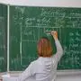 ARCHIV - 27.10.2010, Brandenburg, Frankfurt (oder): Eine Englisch-Lehrerin schreibt in einer Grundschule an die Tafel. (zu dpa: ÇBrandenburg bekommt Anfang 2025 eigenes LehrerbildungsinstitutÈ) Foto: Patrick Pleul/zb/dpa +++ dpa-Bildfunk +++