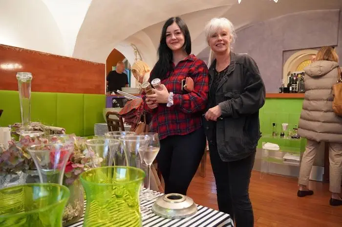 Altes Inventar und Dekoration werden zum Flohmarktpreis angeboten