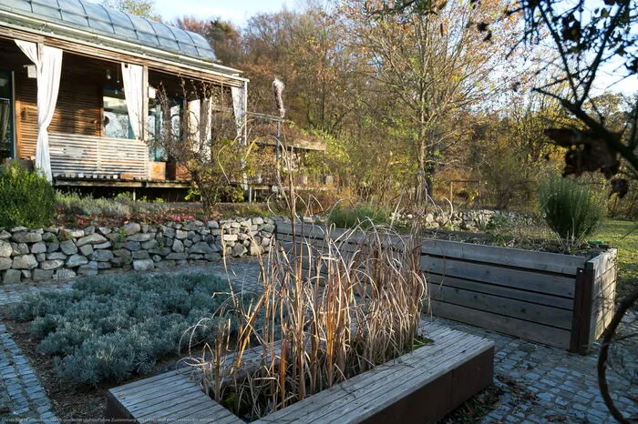 Gartenseitig gibt es einige Hochbeete ...