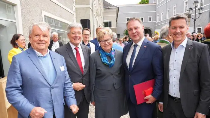 Kunstmäzen Hans Peter Haselsteiner, Landeshauptmann Peter Kaiser, Kulturmanagerin Erika Schuster, Vizekanzler Andreas Babler und Landesrat Daniel Fellner