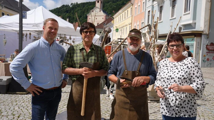 Markus Schiffer und Heidi Penker sind hauptverantwortlich für den Kunsthandwerksmarkt und die Ausstellung der Hobbykünstler in der neuen Burg. Sie flankieren die Schmiede Markus Pirker und Max Winkler.
