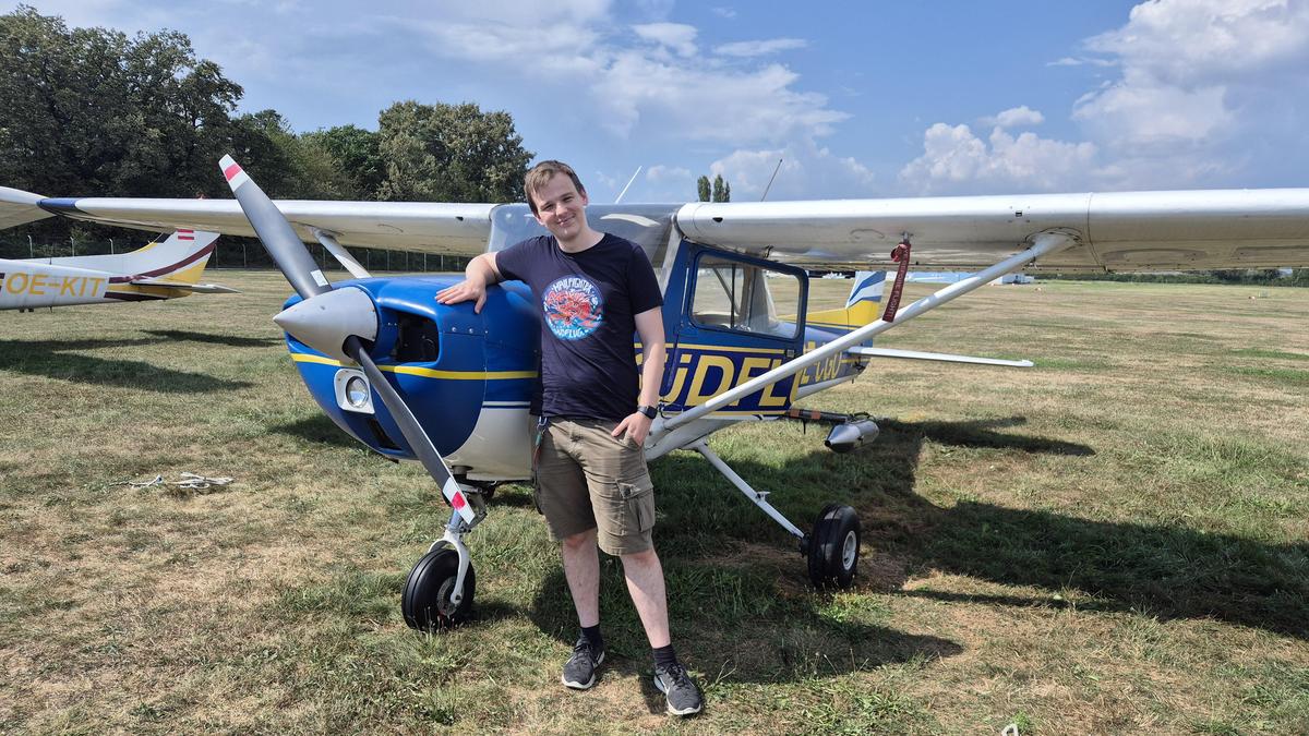 Der 28-jährige Angelo Konrad arbeitet seit wenigen Monaten für die Hagelabwehr Südflug