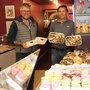 Bei Christopher (links) und Stefan Saliterer haben die Kekse derzeit Hochsaison. Das Kilo kostet in der Feldkirchner Konditorei 49 Euro 