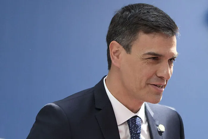 Der neue spanische Regierungschef Pedro Sánchez traf sich erst vor wenigen Tagen mit Angela Merkel und betonte den Willen zur stärkeren Zusammenarbeit. Dass Spanien es war, das der Irrfahrt der „Aquarius“ zum Ende verhalf, wird als Positionierung und wichtiges Signal in der Asylfrage gesehen.
