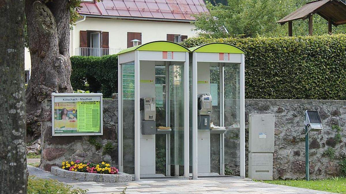 In Kötschach-Mauthen stehen gleich zwei Telefonzellen nebeneinander 