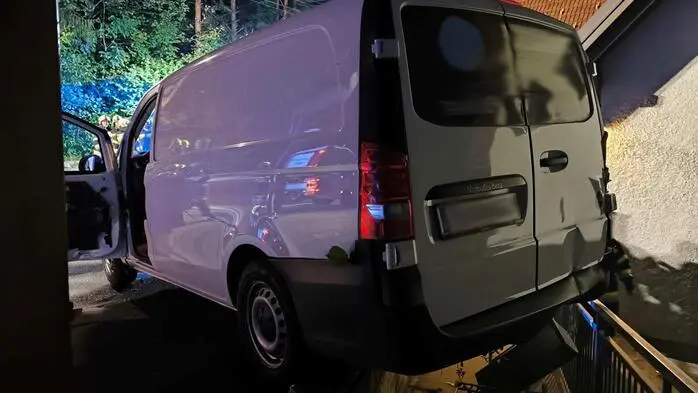 Der Lieferwagen rollte rückwärts über einen Abhang und krachte gegen ein Geländer