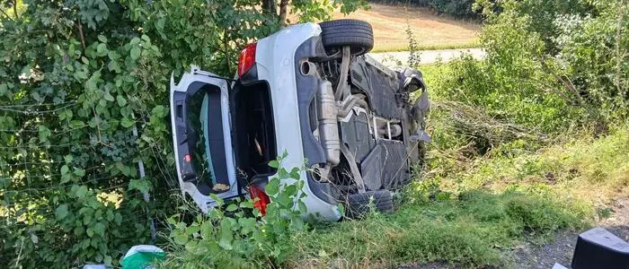 Das schwer beschädigte Fahrzeug wurde geborgen und von einem Abschleppunternehmen abtransportiert