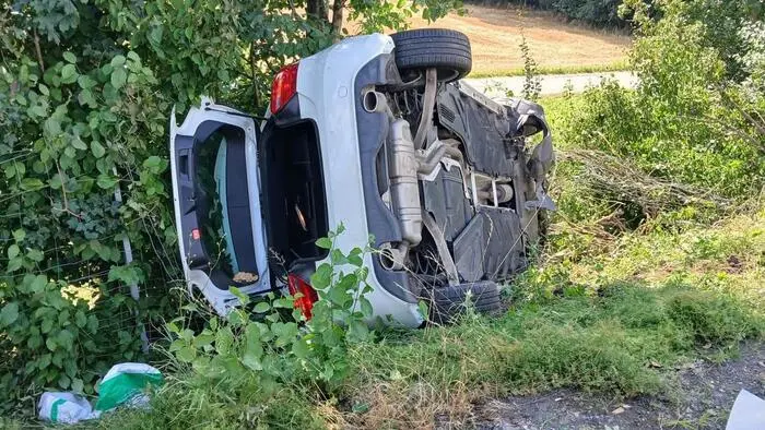 Das schwer beschädigte Fahrzeug wurde geborgen und von einem Abschleppunternehmen abtransportiert