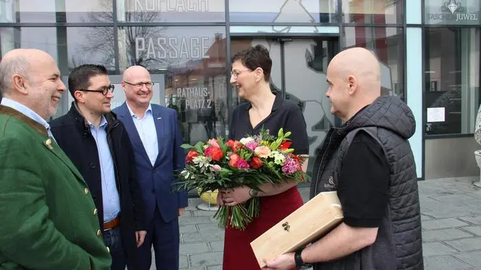 Manuela Peinhopf und Rene Pöschl nehmen die Glückwünsche der Wirtschaftskammer (Manfred Prettenthaler, Lukas Kalcher, Peter Sükar) entgegen.